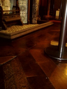 床は寄木、暖炉のタイルはミントン社製
